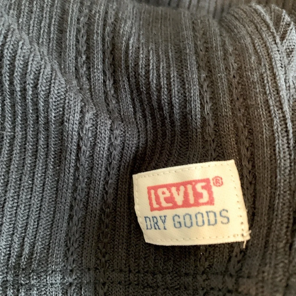 LEVI’S Black Ribbed snap button Crop Top - Picture 5 of 8